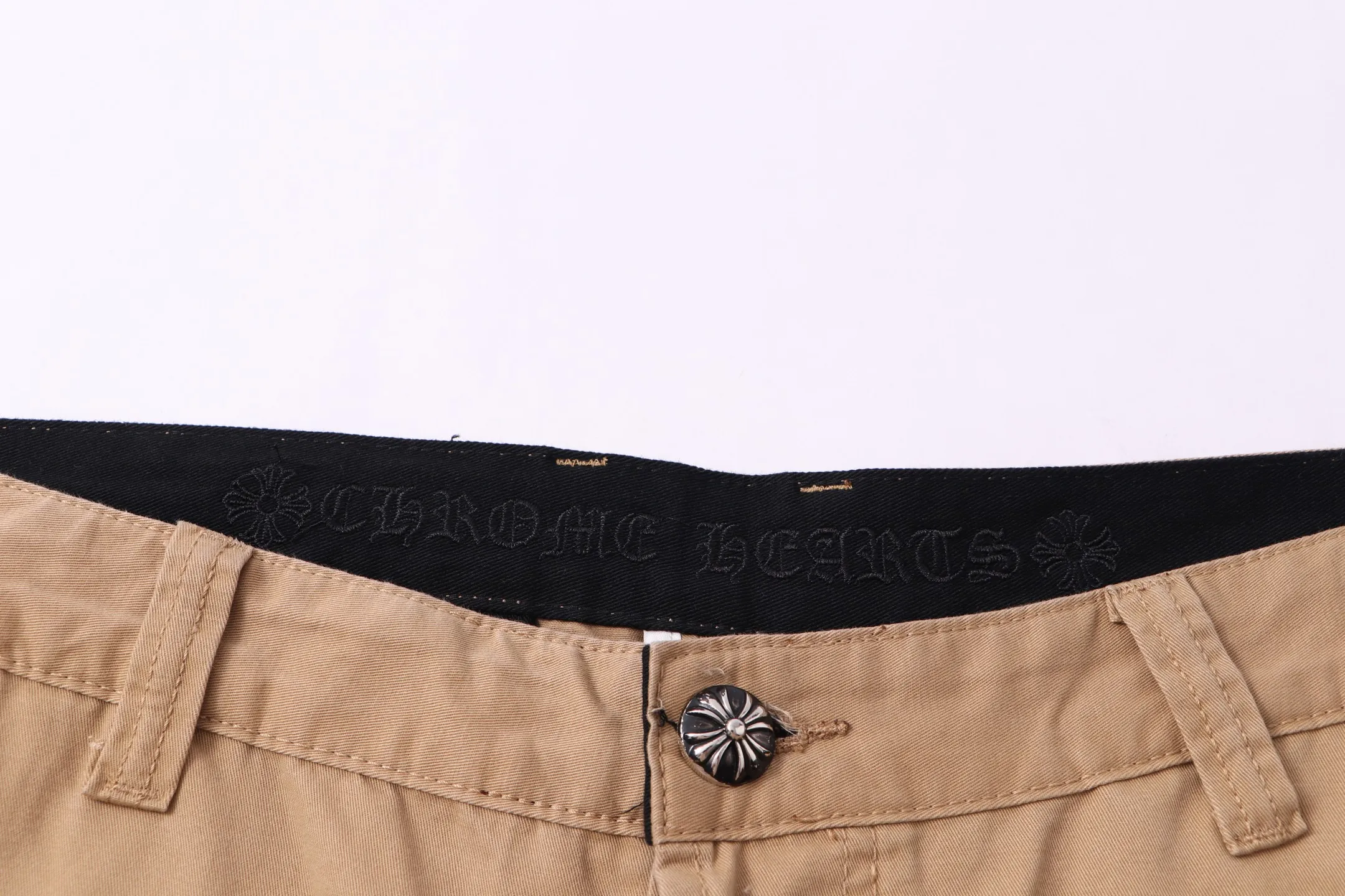 P260 Style number: H011 ChromeHearts & Chrome Heart Khaki bootcut casual pants and jeans. Original hardware and accessories, washed and other hanging tags. The QR code analysis is from the original factory, with a high degree of restoration. You are welcome to compare the products~ Three-dimensional version Loose and comfortable, not picky about body shape, taller and slimmer, factory Seiko, original factory quality control, same style for men and women, can be matched with couples, versatile recommendation, must-have jeans for all seasons, fashionistas have been disappointed From the quality selection of fabrics, the tailoring of details, and the matching of patterns, everything is impeccable! The upper body is so handsome when worn...it can be easily worn by men, women and children! The craftsmanship is made of heavy-duty washed pure cotton denim fabric. After washing, it is soft and thick and looks very stylish when worn. Size: 28, 30, 32, 34, 36 (S-XXL) Color: Khaki